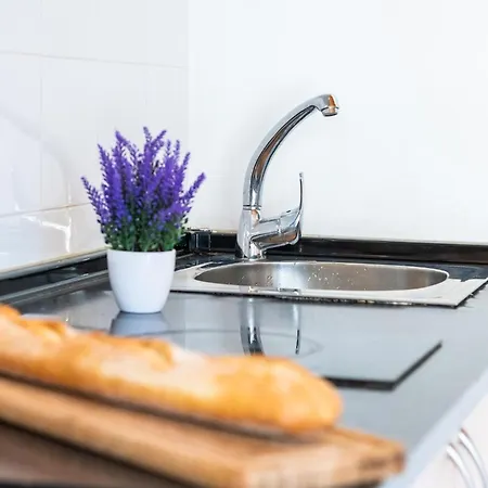 101 Bright With Pool View Apartment *